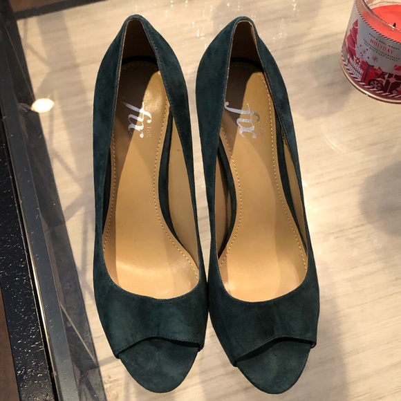 Elegant Green Peep-Toe Heels - Picture 1 of 3